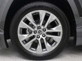 19インチアルミホイール(スーパークロームメタリック塗装)を装着しています。タイヤサイズ235/55R19