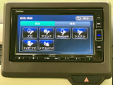 設定や車両情報を確認できるモニターです。直感的な操作でナビやオーディオの設定変更もスムーズに行え、便利な機能が搭載されています。