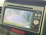 【バックカメラ】駐車時に後方がリアルタイム映像で確認できます。大型商業施設や立体駐車場での駐車時や、夜間のバック時に大活躍!運転スキルに関わらず、今や必須となった装備のひとつです!