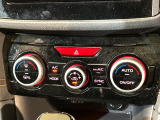 【左右独立型フルオートエアコン】運転席と助手席でそれぞれお好みの温度に設定可能。同乗者にも配慮した、快適な空調をお届け致します。