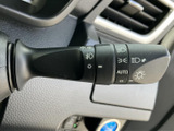 操作しやすいウインカーレバーは、安全な車線変更をサポート。確実な操作感で、周囲への意思表示をスムーズに行えます。