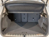 BMWではスペアタイヤが非搭載となるため、スペースは拡大されており、収納スペースとして利用可能。トランクの下にも収納スペースがあり、意外と役に立つスペースでございます。
