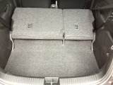 リアシートも簡単格納ができ、大きな荷物もらくらく収納できます!