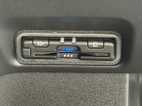 有料道路をキャッシュレスで通行できるETC車載器付きです。運転席足元に設置されています。ETCセットアップ費用は含まれておりません。別途必要となります。