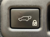 【パワーバックドア】スマートキーや運転席のボタンを押すだけでリアゲートが自動で開閉します!荷物を持っている時や、高い位置にあるバックドアを閉める際に便利な機能です♪