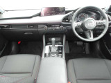 人間が理想的に快適に運転できる硬さや大きさ、角度を再現できる運転席シートとなっており、長距離ドライブでも疲れにくくなっております