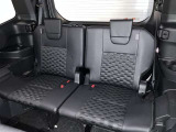 3列目シートは跳ね上げ式で折りたたみ可能です。キャンプ用品など大きな荷物もばっちり収納可能です!