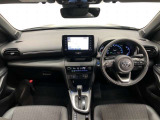 シンプルながら機能性あふれる運転席廻りです。視界性もよく、運転しやすいですよ。
