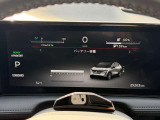 優れた視認性とデザイン性を兼ね備えたメーターです。瞬間燃費・平均燃費表示とともに燃費を意識した丁寧な走りをサポートします。