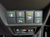 パーキングセンサーや横滑りを防ぐVSA等のスイッチ類は運転席の右側、手の届きやすい位置にあります。