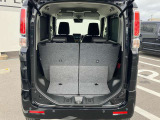 日常の使用に十分な広さの荷室です♪簡単な操作でシートアレンジもできます♪