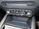 オートエアコン、シートヒーター、ステアリングヒーターが装備されており、車内は一年中快適に過ごせますね。
