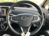 握りやすいステアリング形状で、運転操作をサポート。オーディオや通話の操作もステアリングスイッチで手軽に行えます。