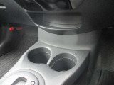乗車中にホッと一息、ドリンクホルダーもありますよ!ドリンクだけでなく小物類も収納できますよ