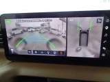 見下ろしているかのような映像で、駐車もスムーズにできる。アラウンドビューモニター