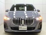 一目でBMWと解る存在感。象徴的なキドニーグリルを中心にシャープなヘッドライトと力強い表情が融合。スポーティーさとエレガンスを兼ね備えたBMWならではのフロントフェイスです。