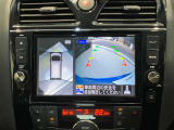 前後左右4つのカメラで、上から見たような映像をお届け、駐車時も安心、アラウンドビューモニター付(肉眼では確認し辛い左前の映像に切り替えることも可能です)。