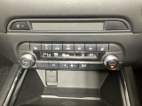 温度の設定のみで快適な風量やモードなどを自動調整してくれるフルオートエアコンを装備!