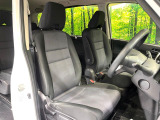 運転席まわりには十分なスペースがあり、大柄な方でもゆったり運転していただける環境です。