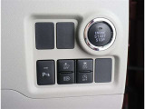 コーナーセンサーも付いていて、車庫入れにも便利です。