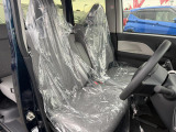 フロントシート(前席)です。よく乗る運転席にも、汚れや使用感も気になりません。肘掛けは、ちょっとした小物入れにもなります。