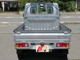 スタッドレスタイヤがついていますが、溝がないので夏タイヤに履き替えて納車します