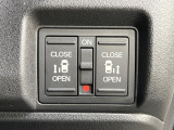 【両側パワースライドドア】スマートキーや運転席のスイッチで後席両側スライドドアの開閉が可能♪電動だから力を入れてドアを開ける必要が無く、小さなお子様でも簡単に開け閉めでき快適です♪