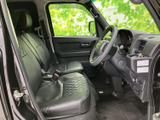広々とした室内空間は、運転席からの視界も良好。快適なドライブをサポートします。落ち着いた色合いのシートが、リラックスできる空間を演出します。