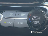 【オートエアコン】一度お好みの温度に設定すれば、車内の温度を検知し風量や温度を自動で調整。暑い&hellip;寒い&hellip;と何度もスイッチ操作をする必要はありません。快適な車内空間には必須の機能ですね♪