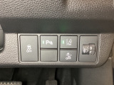 ハンドルの右側にはヘットライトリベライザーとHondaセンシング用のメインスイッチがついています。ヘッドライトリベライザーは道路状況や積荷の加重に応じてライトの高さを調節できます。