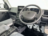 運転席まわりです。 各操作スイッチは使いやすい位置に配置されてます。
