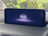 【10.25インチマツダコネクト】車内の雰囲気にマッチした大型ディスプレイ。スマホ接続でのナビ使用やBluetooth再生等、様々な機能が楽しめます。直感的なダイヤル操作が可能で、使い勝手も良好です。