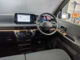 運転席側から見たコックピットです。タッチパネル式のアタッチメントやシフトレバーが合理的に配置され、操作性に優れたレイアウトとなっています。