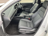 運転席からの視界は広く、運転操作もスムーズに行えます。安全運転をサポートする機能も充実しています。