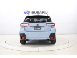 SUBARUリヤビークルディテクションを搭載。後方から接近する車両を検知し、ドアミラーのLEDインジケーターで注意を促します。車線変更や後退時の安全確認をサポートし、安心感の高いドライブを実現します。