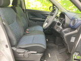 運転席からの視界は広く、運転操作もスムーズに行えます。シートの座り心地も良く、長距離運転でも疲れにくいです。