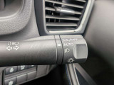 ステアリング左(右)奥に配置されたライティングスイッチです。AUTO機能の切り替えや方向指示器(ウインカー)、ハイビーム操作を行えます。