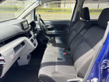 落ち着いた色調のインテリアが、上質な空間を演出します。運転に集中できる、シンプルで機能的なデザインです。