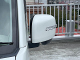狭い駐車場でも安心。スイッチ操作だけでドアミラーの格納展開が可能。電動格納式リモコンドアミラー!