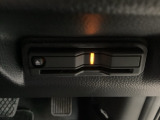 ハンドルの右下にETCがついています。高速道路の料金所の通過も楽々です!。 カードの取り出しもしやすい場所についています。