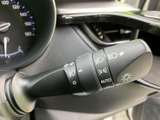 操作しやすいウインカーレバーで、安全な車線変更をサポート。スムーズな操作感で、運転のストレスを軽減します。