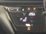 【オートエアコン】一度お好みの温度に設定すれば、車内の温度を検知し風量や温度を自動で調整。暑い&hellip;寒い&hellip;と何度もスイッチ操作をする必要はありません。快適な車内空間には必須の機能ですね♪