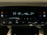 オートエアコンは左右席で独立温度コントロールが可能です。運転席はキンキンに冷やして助手席はマイルドにと言った設定が可能です☆暑さ寒さでケンカすることもなくなりますね♪