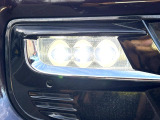 【LEDヘッドライト】悪天候や夜間走行時も良好な視界を確保し安心して運転できる高輝度LEDヘッドライトを装備!点灯速度が早く、消費電力も抑えられています。