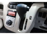 インパネシフトだから視線の移動も少なく足元もスッキリ♪運転席もゆったりしているのでゆとりを持ってドライブできますね!