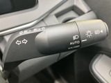 操作しやすい位置に配置されたウインカーレバー。スムーズな操作で、安全な車線変更をサポートします。確かな操作感で、安心の運転を。