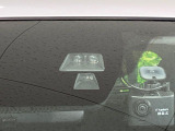 【スマートシティブレーキサポート】低速走行中に前方の車両等を認識し、衝突しそうな時は警報とブレーキで衝突回避と被害軽減をアシスト。より安全にドライブをお楽しみいただけます。