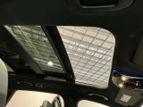 パノラミックルーフで明るい車内と開放感あるドライブをお楽しみいただけます。