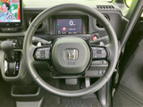 握りやすい形状で、運転操作を快適に行えます。ステアリング周りには便利なスイッチ類も配置され、操作性も抜群です。