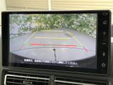 後方確認をサポートするモニター。駐車時の安全性向上に貢献します。ガイドライン表示で、狭い場所でも安心の駐車操作を実現します。